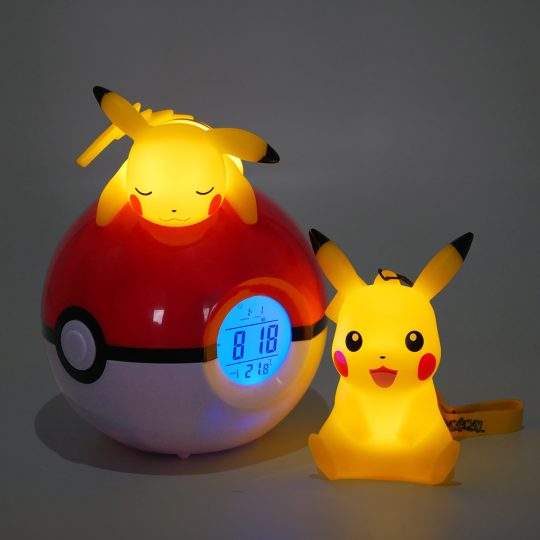 LUZ PORTATIL CON RELOJ DESPERTADOR DE PIKACHU SOBRE POKEBOLA - XtremePlay Colombia
