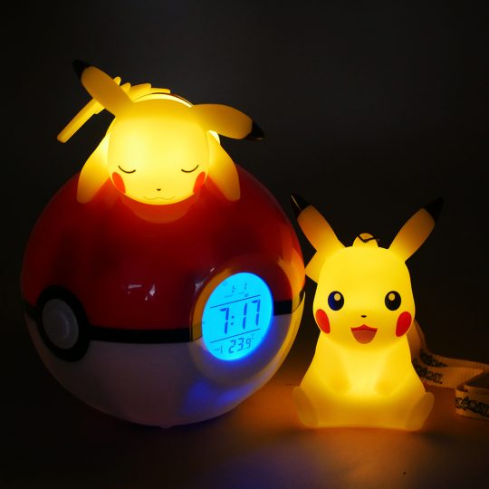 LUZ PORTATIL CON RELOJ DESPERTADOR DE PIKACHU SOBRE POKEBOLA - XtremePlay Colombia