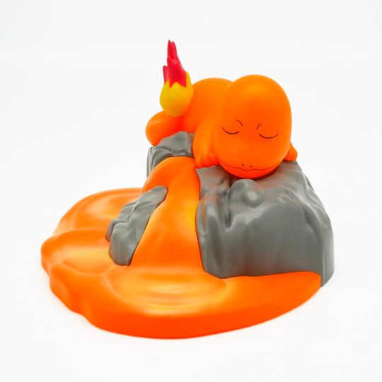 LUZ PORTATIL DE CHARMANDER CON ESCENA ILUMINADA - XtremePlay Colombia