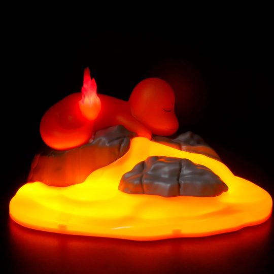 LUZ PORTATIL DE CHARMANDER CON ESCENA ILUMINADA - XtremePlay Colombia